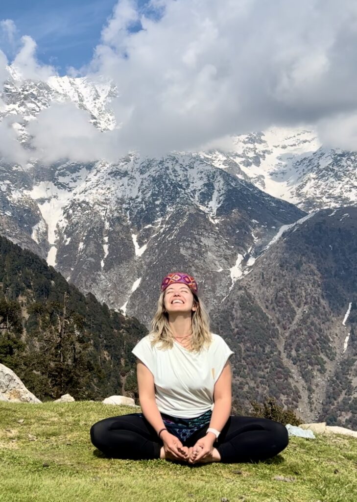 Yasemin Demirağlı Profesyonel Hatha ve Hamak Yoga Eğitmeni Portresi